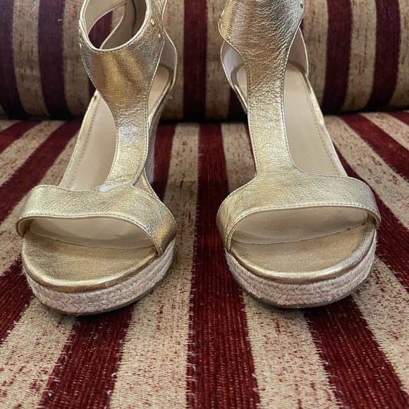 NWOT Michael Kors gold wedge with MK gold detail, and gold zipper Woven heel 8
